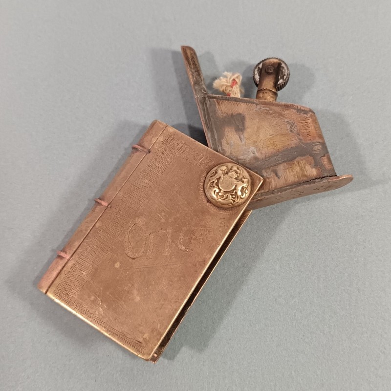 BRIQUET DE POILUS " ORIENT " PETIT LIVRE AVEC BOUTONS ANGLAIS ARTISANAT DE TRANCHEES SOUVENIR GUERRE 1914 - 1918